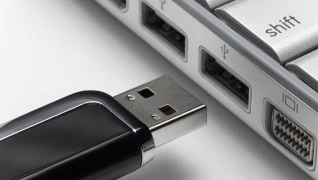 Imagen muestra puerto USB de computador portátil.